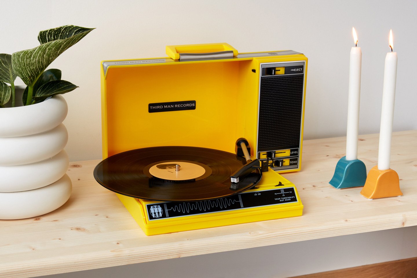 La valise à platine vinyle rétro vous permet de transporter votre amour pour le vinyle partout où vous allez ! La valise à platine vinyle rétro vous permet de transporter votre amour pour le vinyle partout où vous allez !