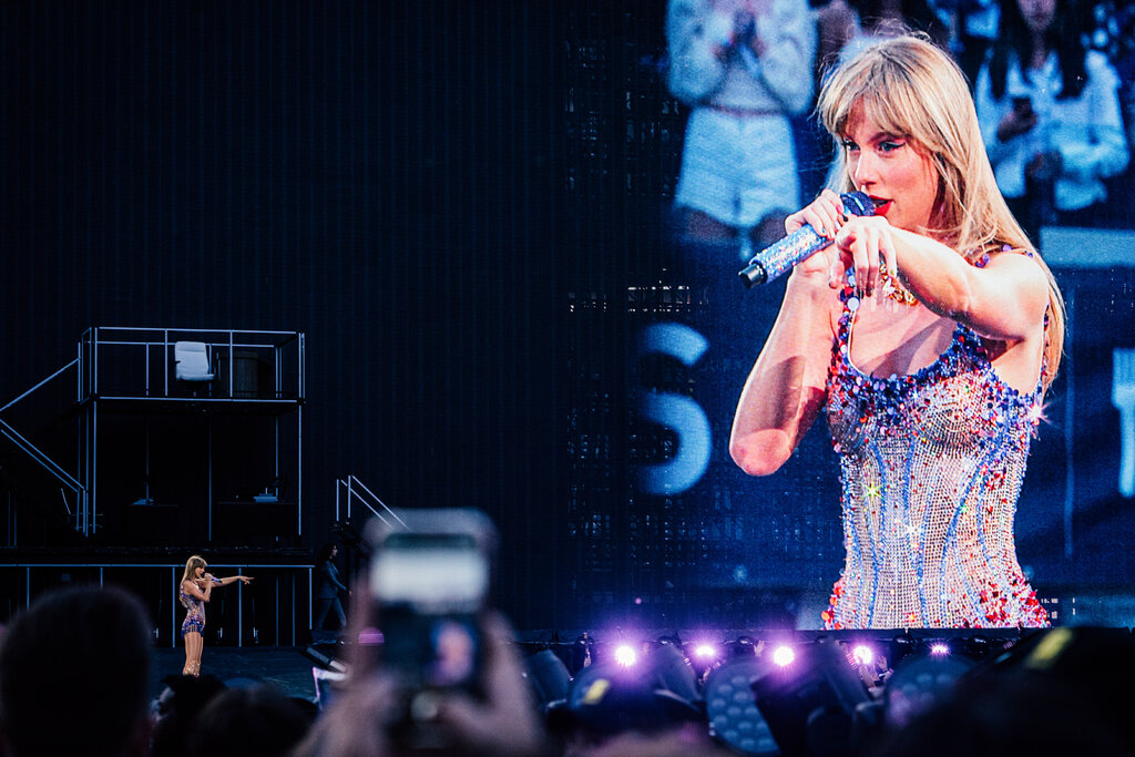 Des escrocs ont créé un deepfake de Taylor Swift offrant "gratuitement" des ensembles de vaisselle de luxe.