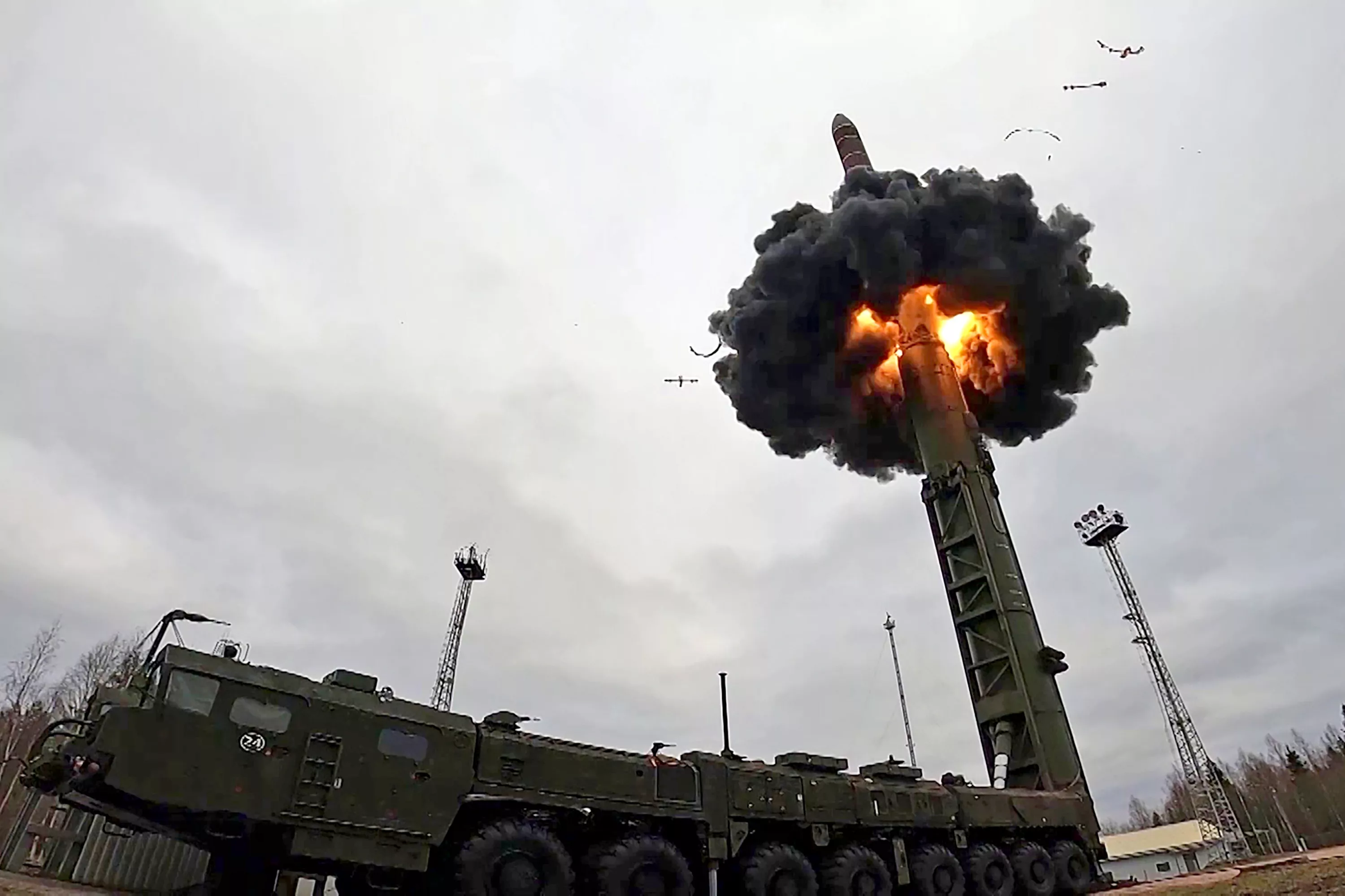Les Russes ont lancé le missile balistique intercontinental SS-27 Mod 2, d'une portée de 12 000 kilomètres, qui peut transporter une ogive nucléaire d'une puissance allant jusqu'à 500 kilotonnes.-2 Les Russes ont lancé le missile balistique intercontinental SS-27 Mod 2, d'une portée de 12 000 kilomètres, qui peut transporter une ogive nucléaire d'une puissance allant jusqu'à 500 kilotonnes.-2
