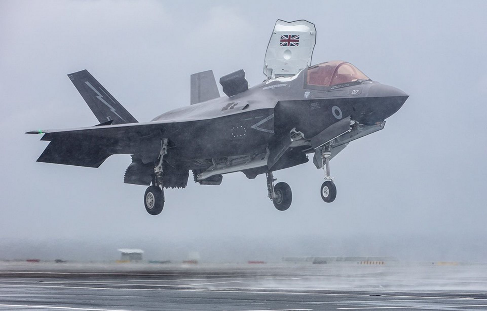 Les chasseurs britanniques F-35 Lightning II et Eurofighter Typhoon ont établi un record lors d'un exercice, en lançant 53 missiles AIM-132 ASRAAM sur des cibles non habitées Banshee. Les chasseurs britanniques F-35 Lightning II et Eurofighter Typhoon ont établi un record lors d'un exercice, en lançant 53 missiles AIM-132 ASRAAM sur des cibles non habitées Banshee.