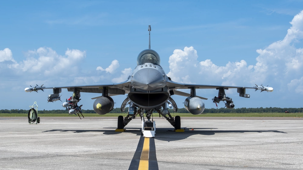 Les États-Unis vont envoyer des avions de combat F-16 Fighting Falcon à la Roumanie après l'écrasement et l'explosion de drones russes sur le territoire du pays Les États-Unis vont envoyer des avions de combat F-16 Fighting Falcon à la Roumanie après l'écrasement et l'explosion de drones russes sur le territoire du pays