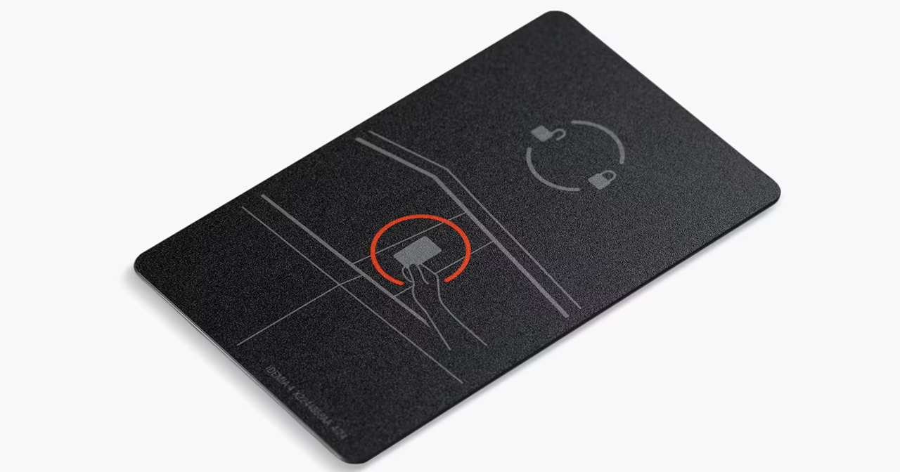Carte-clé Tesla en métal dans votre main Carte-clé Tesla en métal dans votre main