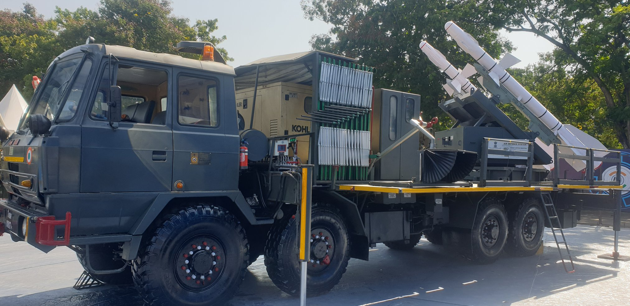 L'Inde dévoile le système de défense aérienne Samar-2 avec un missile P-27T et un châssis Tatra 815