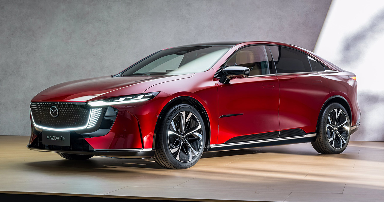 Mazda 6e à l'arrière-plan de l'usine
