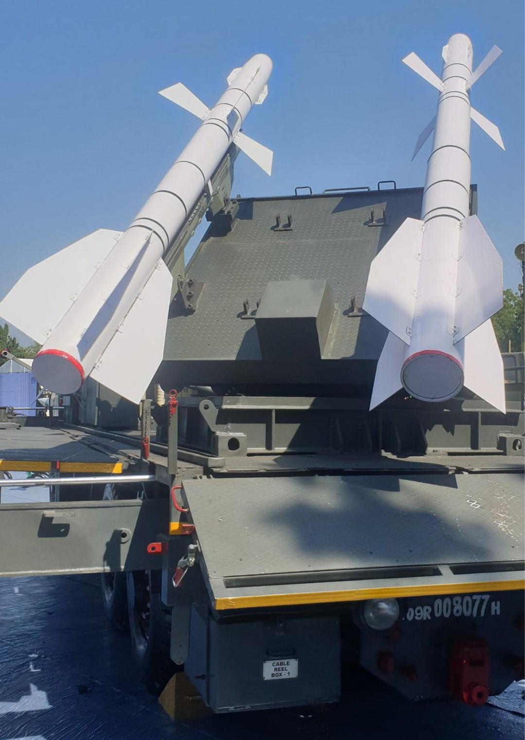 L'Inde dévoile le système de défense aérienne Samar-2 avec un missile P-27T et un châssis Tatra 815-3