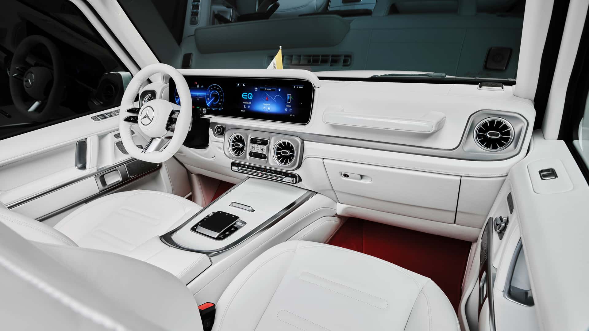 La couleur blanc nacré de la nouvelle Papamobile. La couleur blanc nacré de la nouvelle Papamobile.