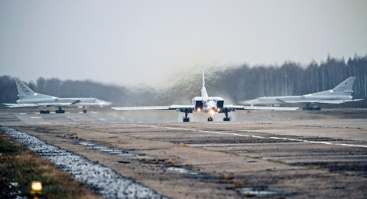 L'Ukraine a officiellement confirmé son implication dans une nouvelle attaque contre un aérodrome russe abritant des bombardiers supersoniques Tu-22M3 à capacité nucléaire. L'Ukraine a officiellement confirmé son implication dans une nouvelle attaque contre un aérodrome russe abritant des bombardiers supersoniques Tu-22M3 à capacité nucléaire.