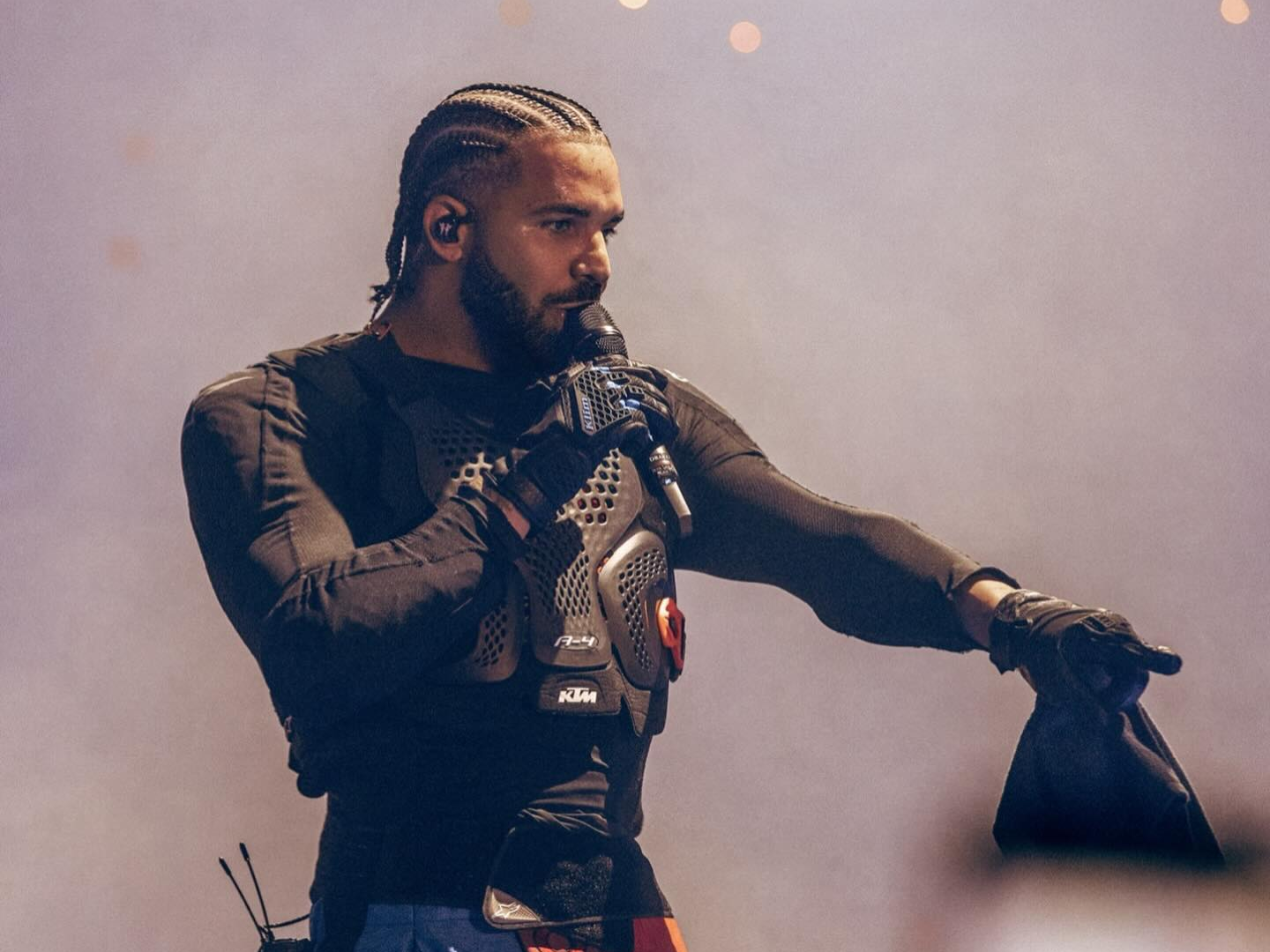 Drake a retiré un morceau dissident contenant la voix AI de Tupac après des menaces de poursuites judiciaires. Drake a retiré un morceau dissident contenant la voix AI de Tupac après des menaces de poursuites judiciaires.