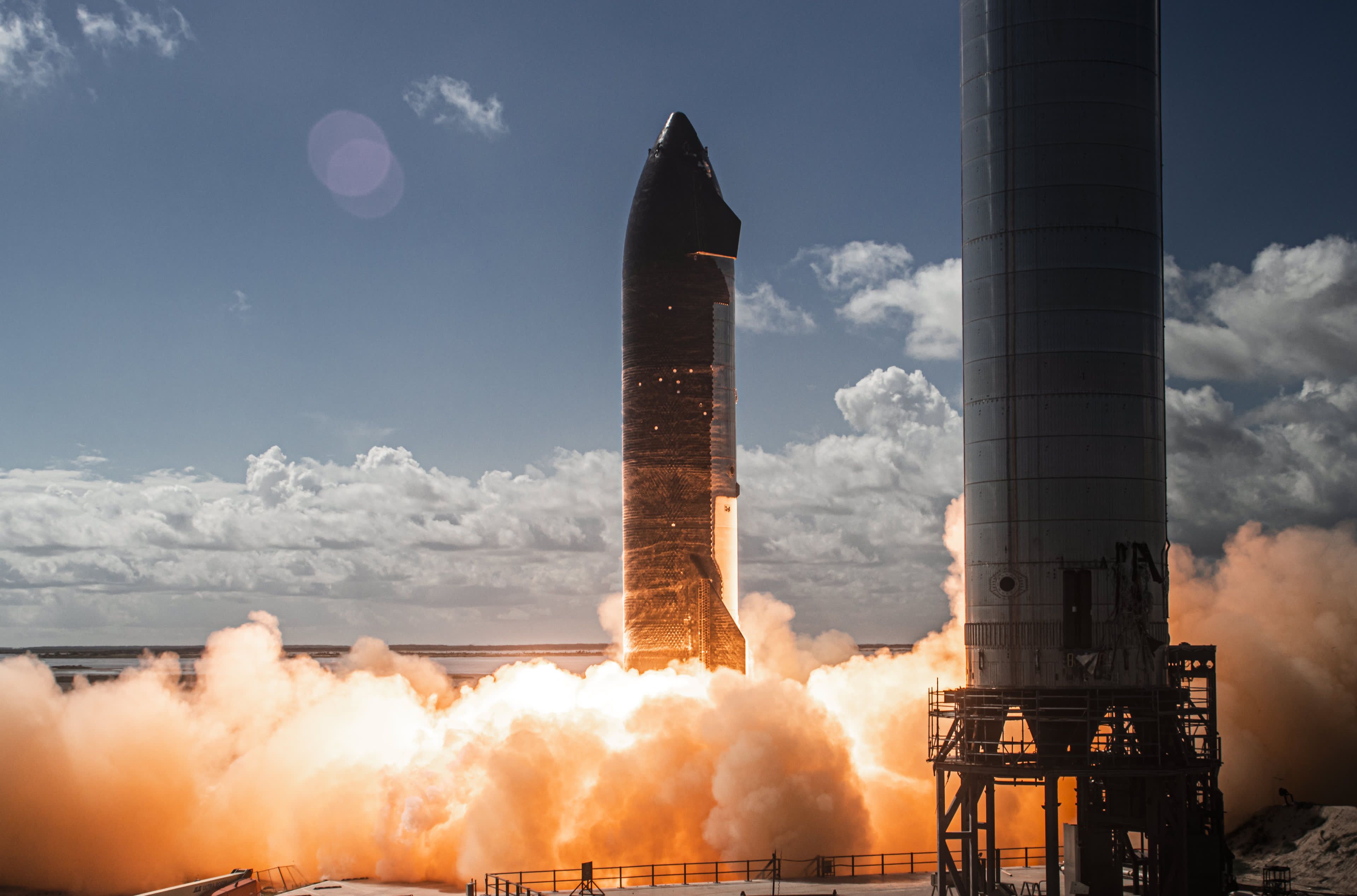 SpaceX achève les essais de mise à feu statique du booster de la fusée Super Heavy avec un nombre record de moteurs Raptor. SpaceX achève les essais de mise à feu statique du booster de la fusée Super Heavy avec un nombre record de moteurs Raptor.
