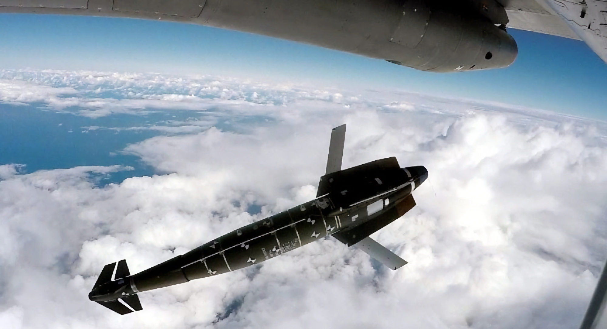 La France fournira chaque mois à l'Ukraine 50 bombes guidées AASM Hammer ayant une portée d'engagement de 70 kilomètres. La France fournira chaque mois à l'Ukraine 50 bombes guidées AASM Hammer ayant une portée d'engagement de 70 kilomètres.