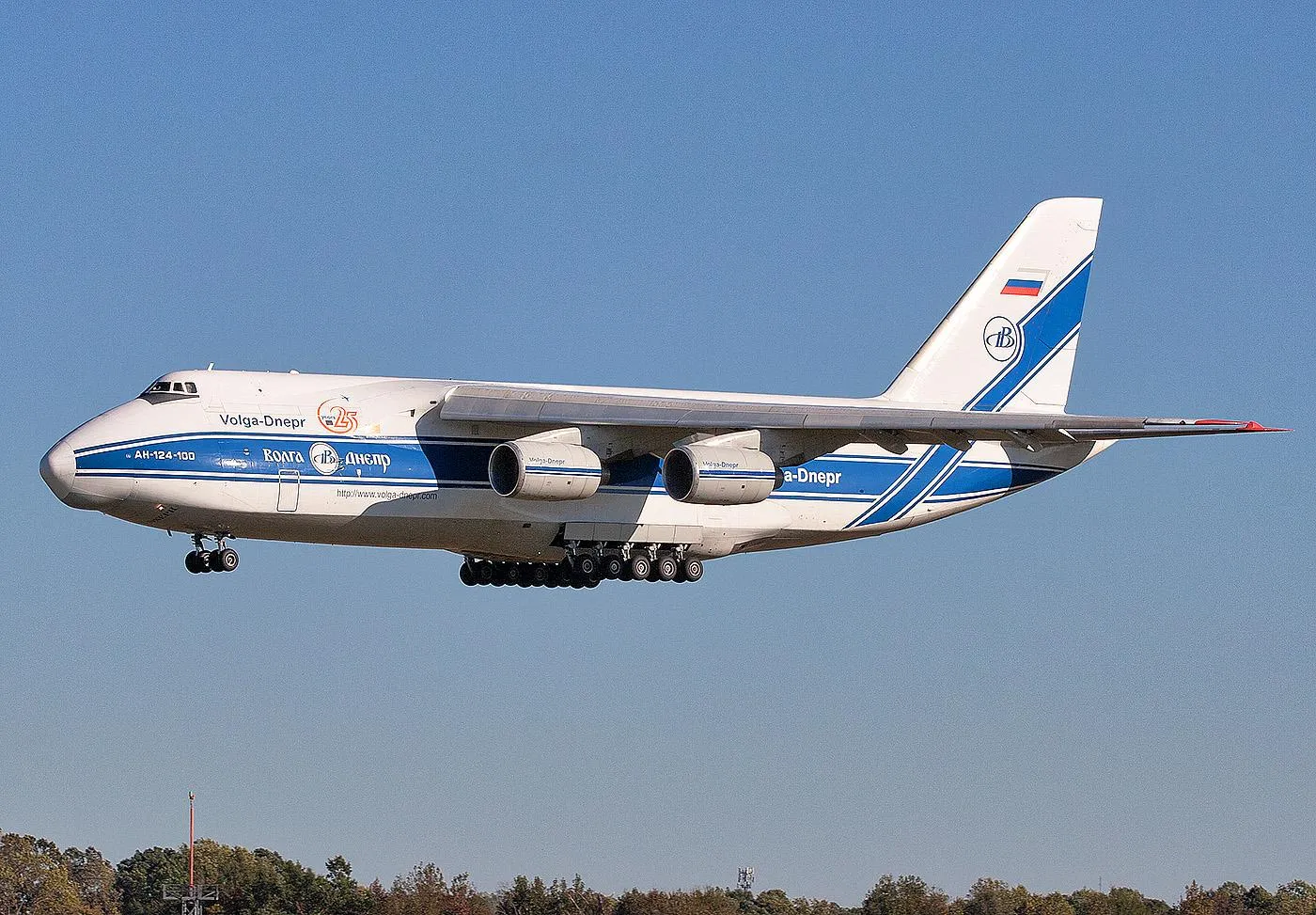Un Russe An-124 de Volga-Dnepr. Illustration : Joe Pries