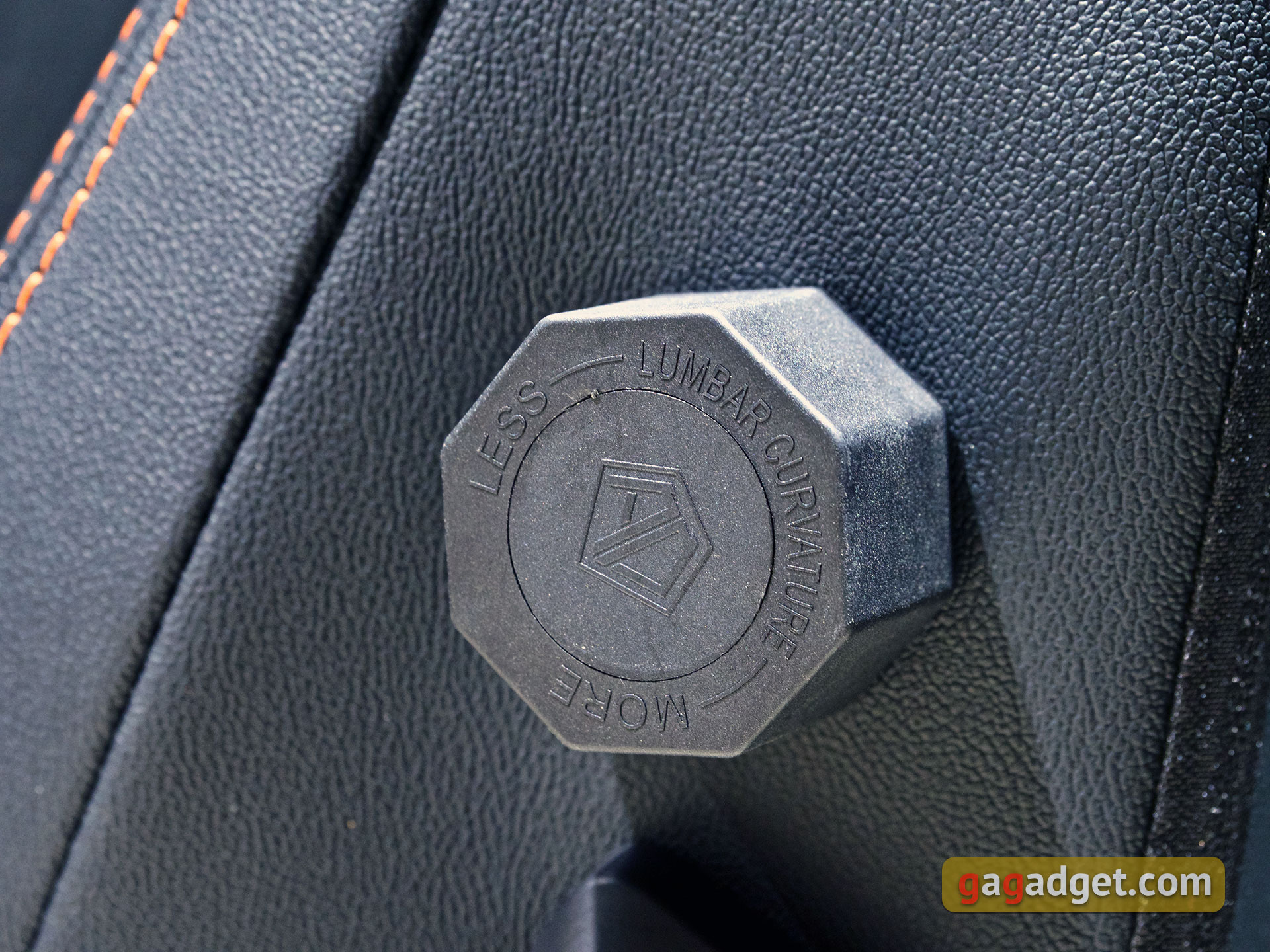 Trône pour le jeu : un examen du Anda Seat Kaiser 3 XL-47 Trône pour le jeu : un examen du Anda Seat Kaiser 3 XL-47