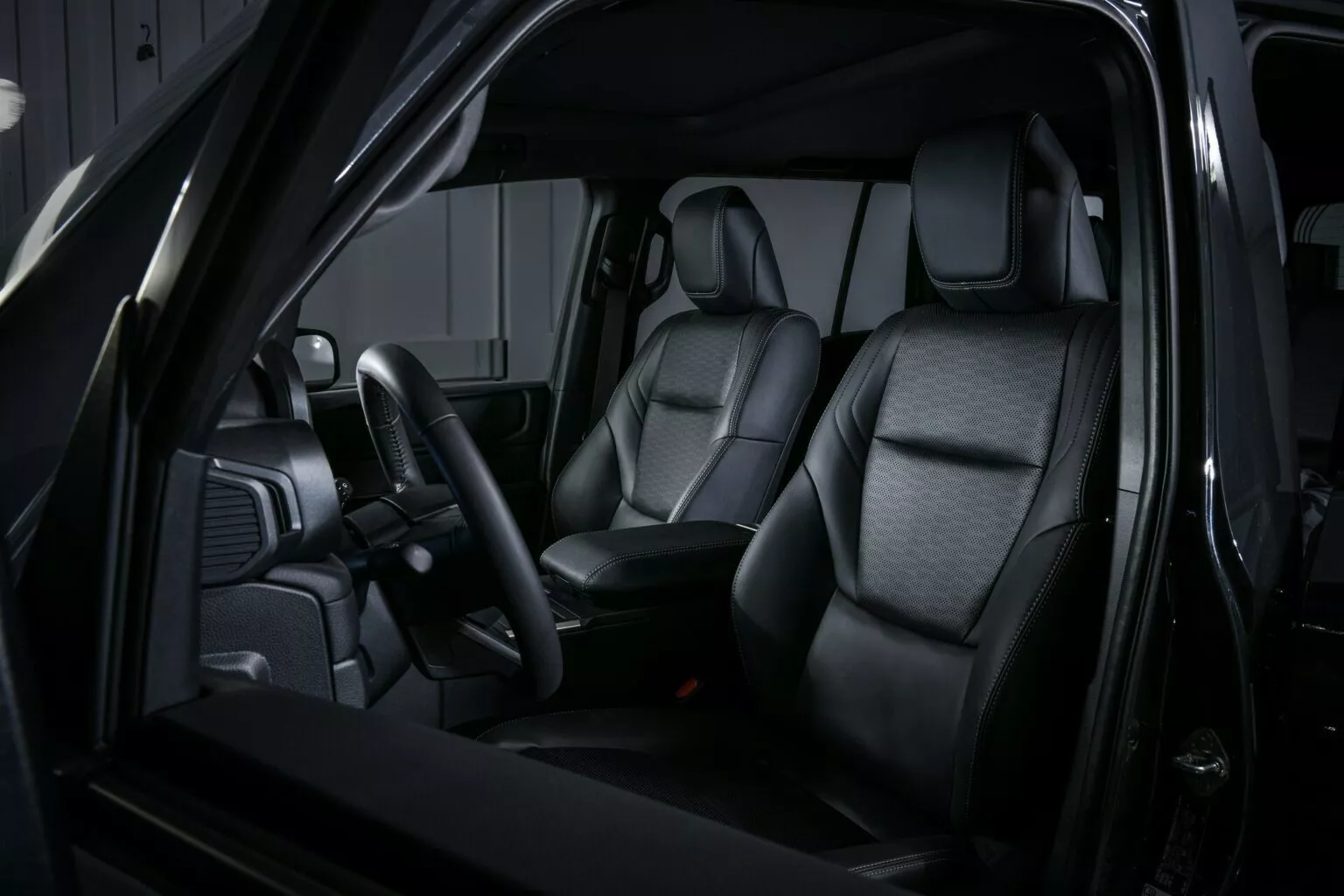 Toyota Land Cruiser 250 AT37 de profil