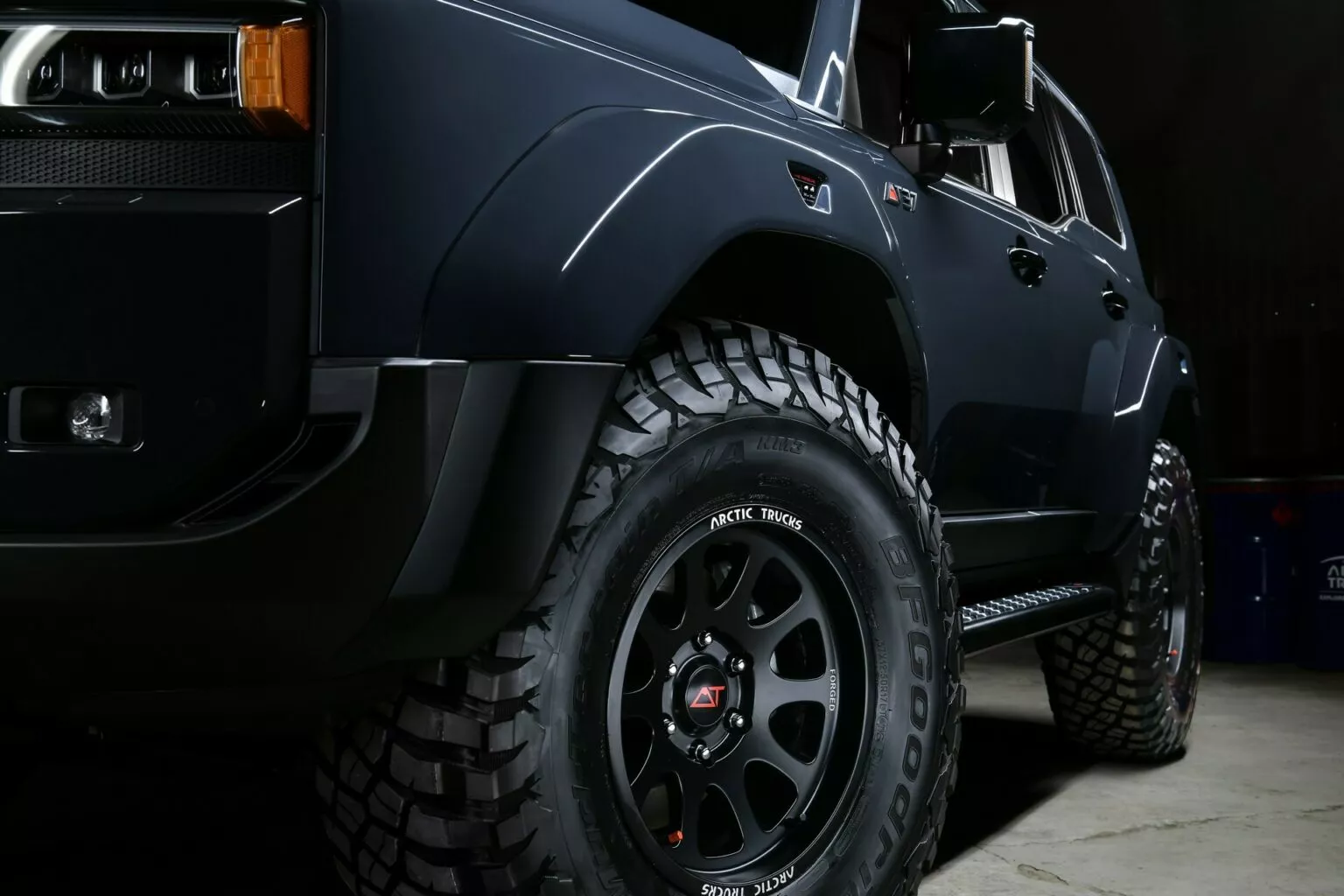 Toyota Land Cruiser 250 AT37 avec une carrosserie large.