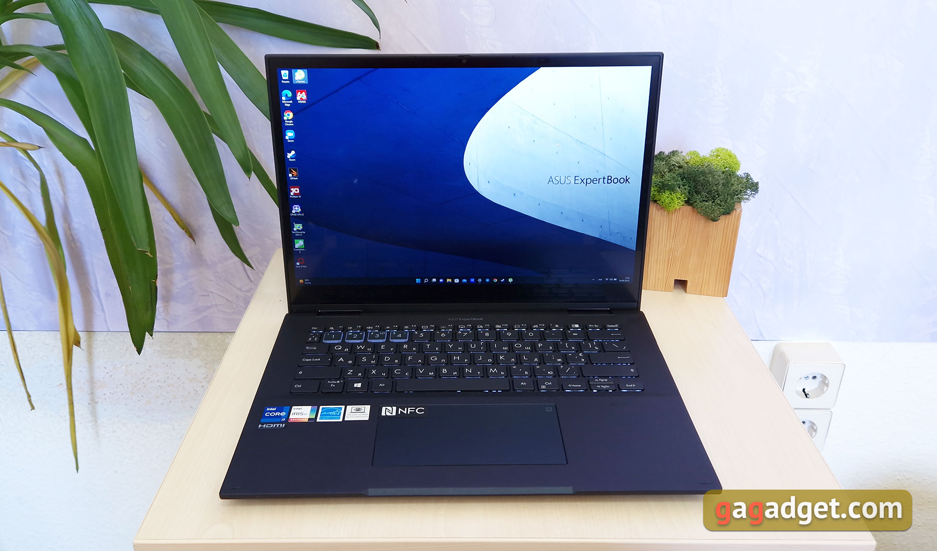 Test du ASUS ExpertBook B7 Flip (B7402FEA): un ordinateur portable d'entreprise phare avec un boîtier robuste-6
