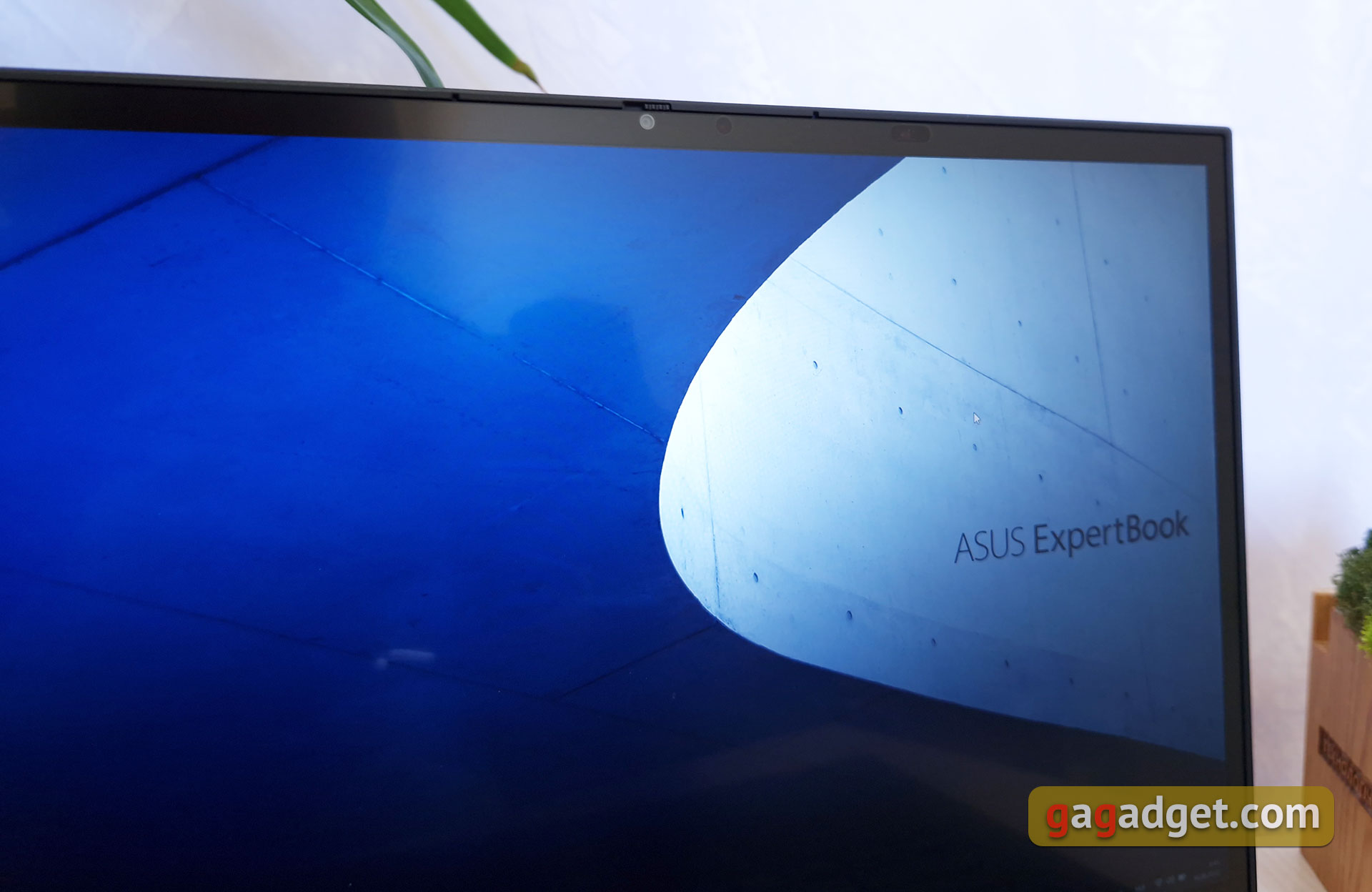 Test du ASUS ExpertBook B7 Flip (B7402FEA): un ordinateur portable d'entreprise phare avec un boîtier robuste-14