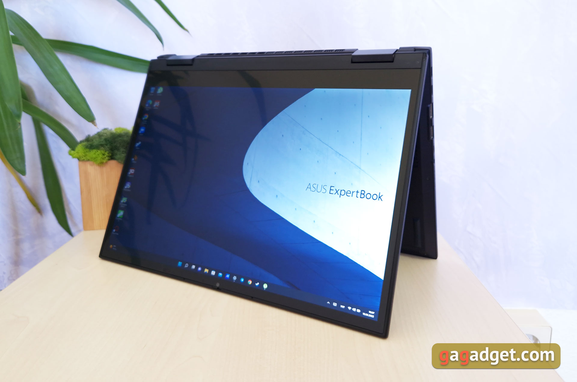 Test du ASUS ExpertBook B7 Flip (B7402FEA): un ordinateur portable d'entreprise phare avec un boîtier robuste-27