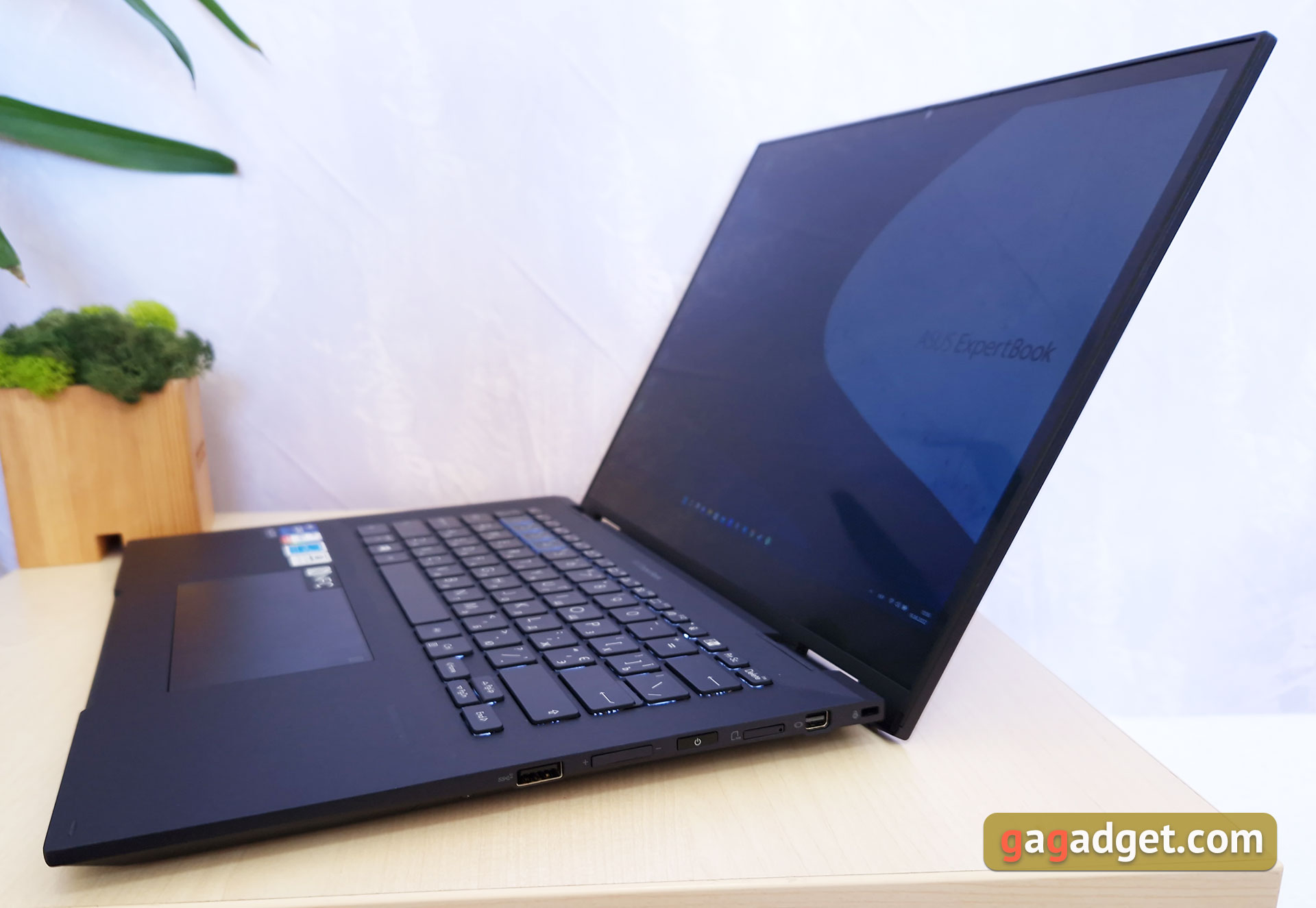 Test du ASUS ExpertBook B7 Flip (B7402FEA): un ordinateur portable d'entreprise phare avec un boîtier robuste-31