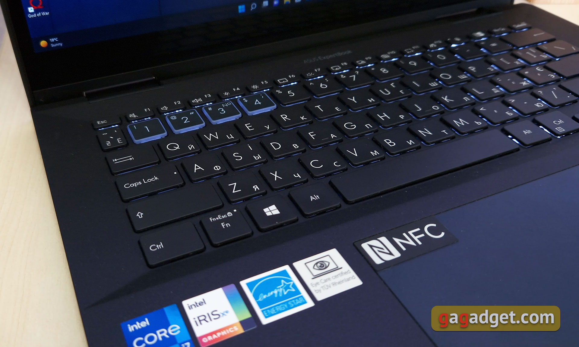 Test du ASUS ExpertBook B7 Flip (B7402FEA): un ordinateur portable d'entreprise phare avec un boîtier robuste-33