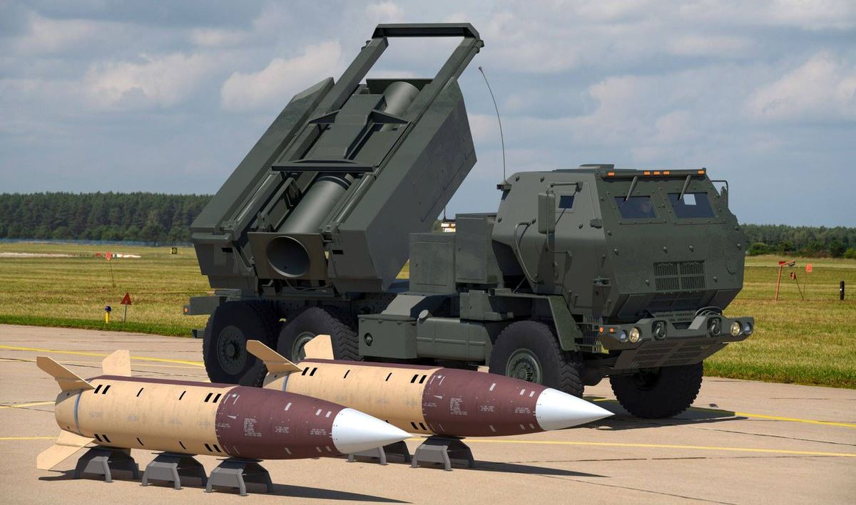 Système HIMARS M142 et missiles ATACMS. Illustration : Mariusz Burcz Système HIMARS M142 et missiles ATACMS