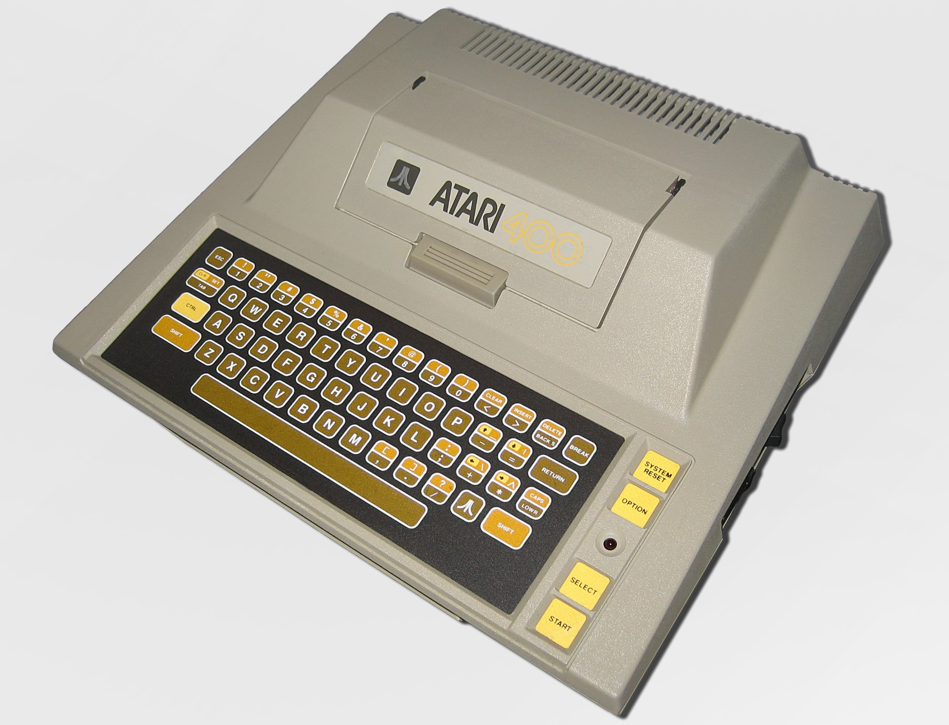 Atari 400 - Le premier ordinateur de Gary McKinnon, 14 ans Atari 400 - Le premier ordinateur de Gary McKinnon, 14 ans