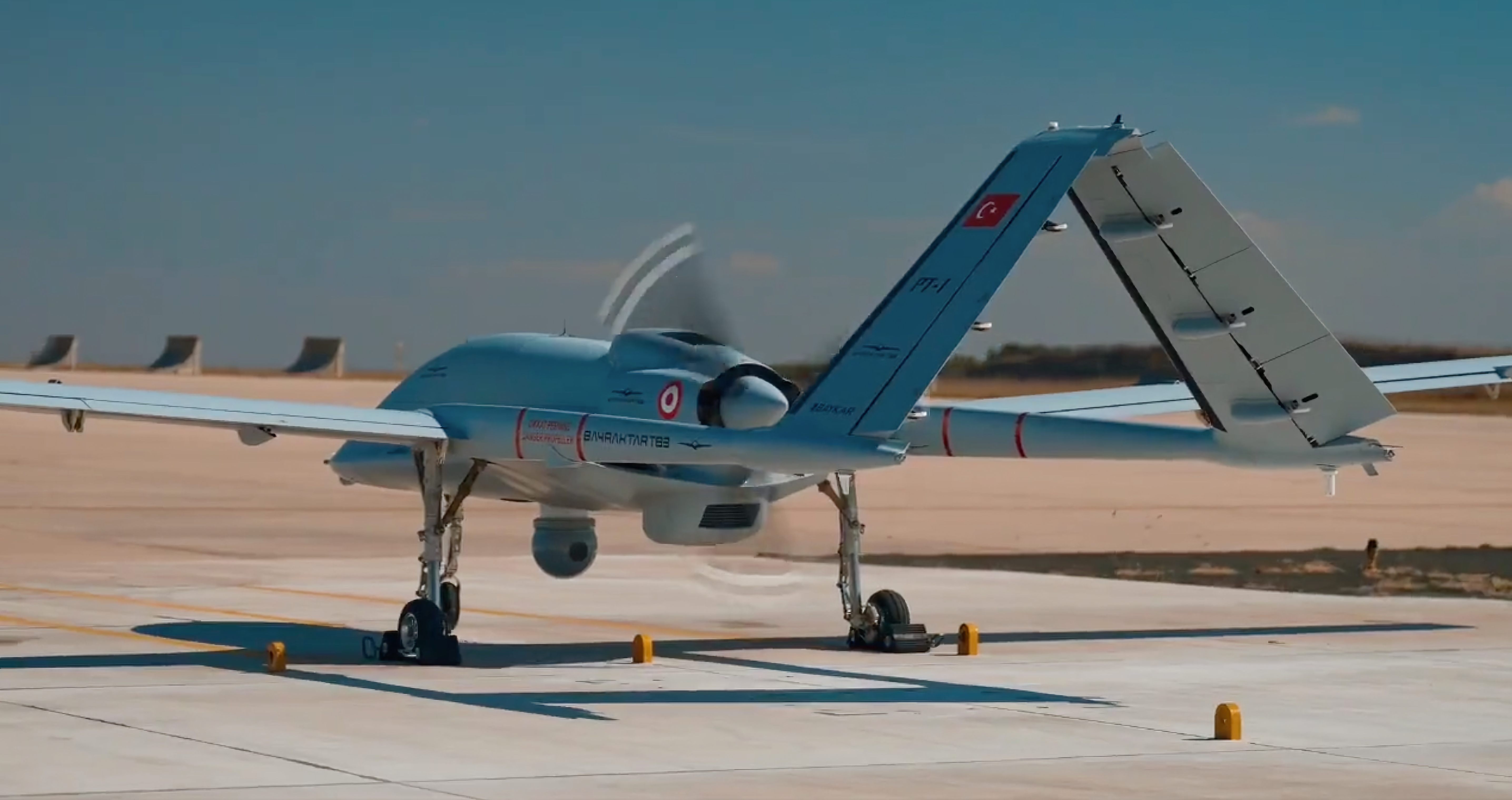 Baykar Makina a montré comment elle teste le Bayraktar TB3 : le nouveau drone d'attaque turc avec des ailes repliables et une autonomie de vol de 50 heures.