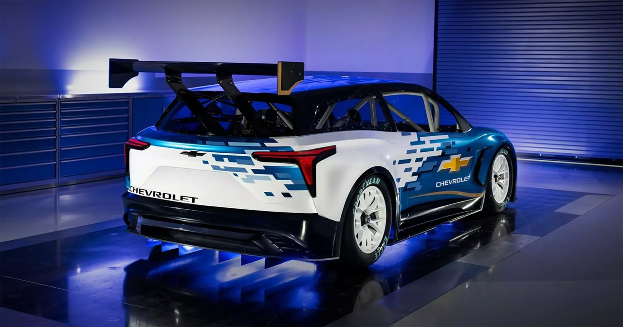 Chevrolet Blazer EV.R NASCAR sur le circuit.