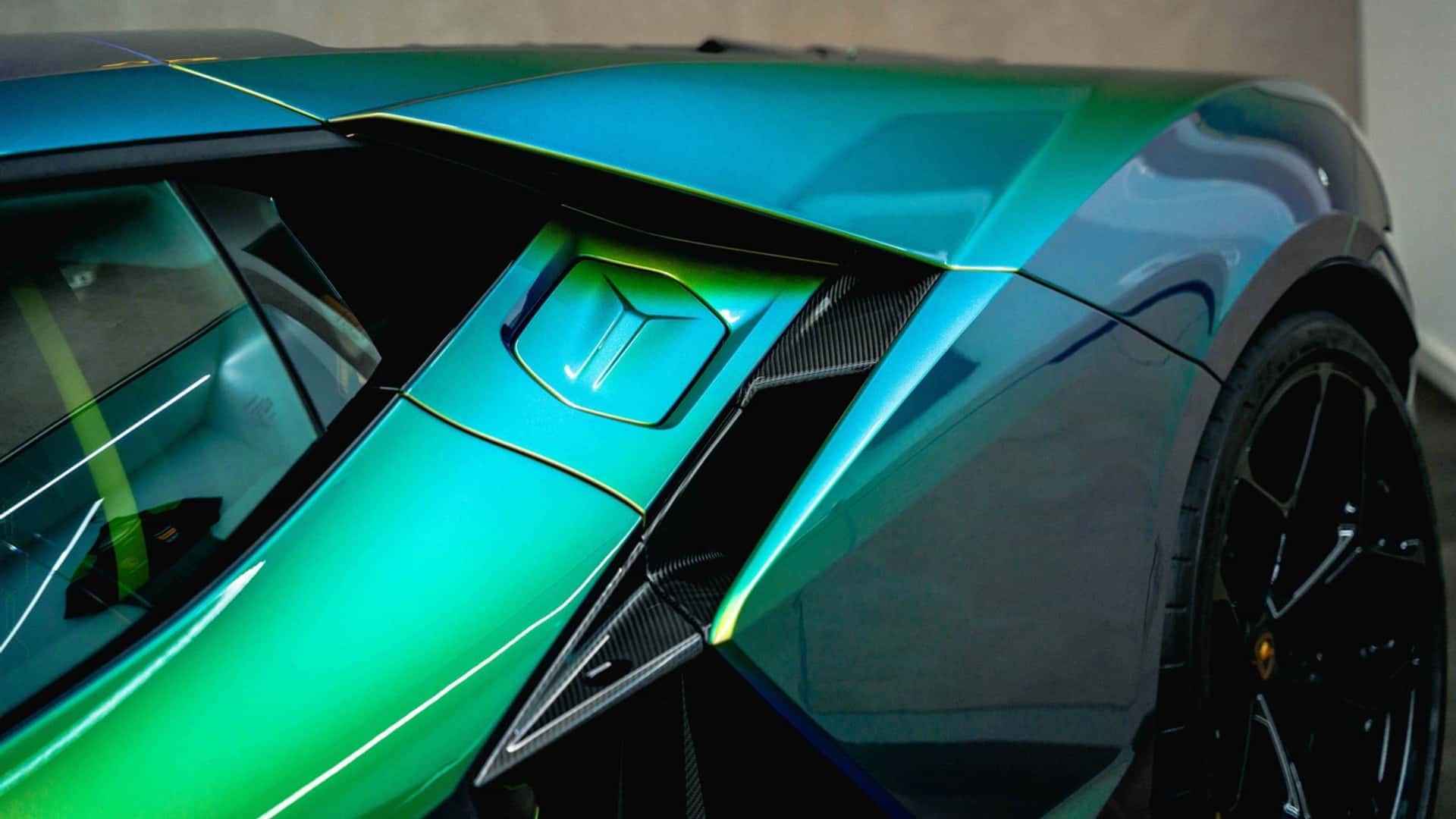 Lamborghini Revuelto avec peinture changeante Lamborghini Revuelto avec peinture changeante