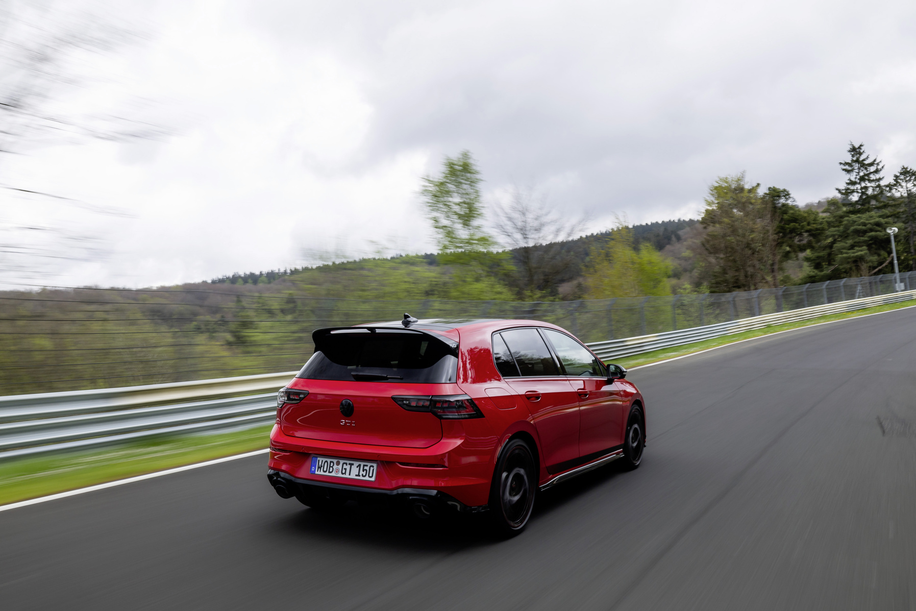 Vue de face de la Golf GTI Édition 50 Vue de face de la Golf GTI Édition 50
