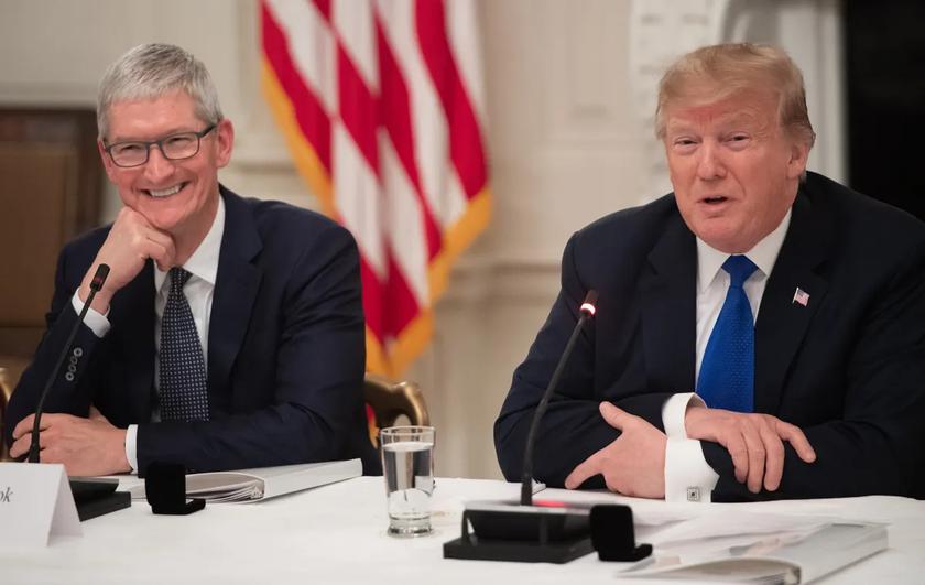 Donald Trump et Tim Cook. Illustration : Saul Loeb/AFP/Getty Images Donald Trump et Tim Cook au Forum économique mondial