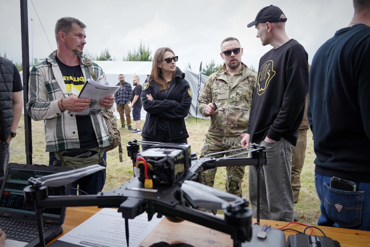 Démonstration de drones multirotors Développeurs et militaires ukrainiens