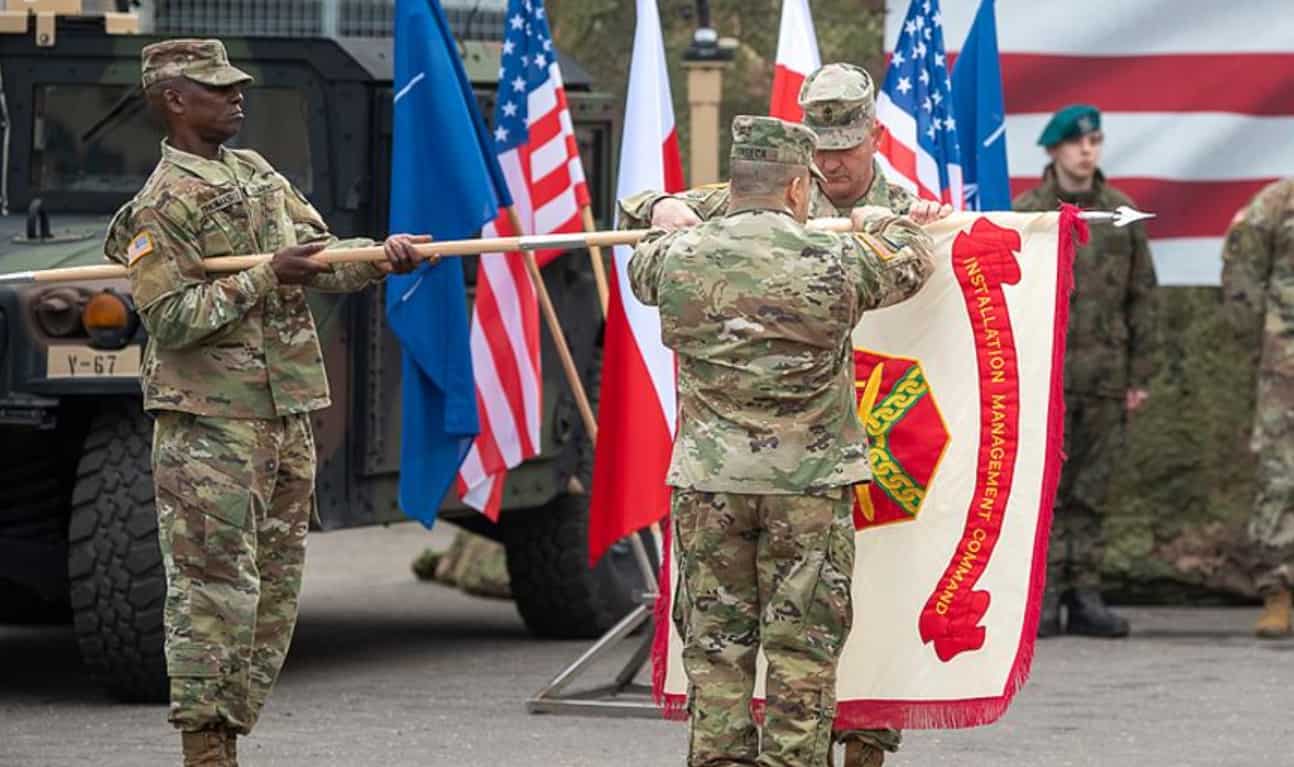Cérémonie d'ouverture de la première base militaire américaine permanente en Pologne