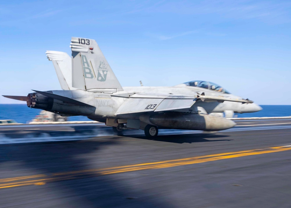 Chasseur F/A-18F Super Hornet lors du décollage du porte-avions USS Harry S. Truman