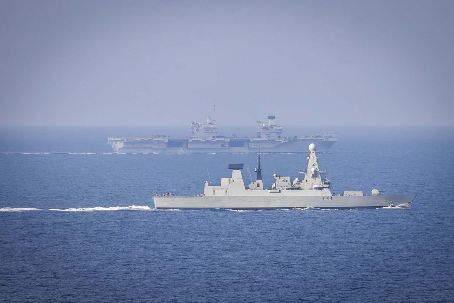 Le porte-avions HMS Queen Elizabeth, transportant des chasseurs de cinquième génération F-35 Lightning II, a mené avec succès une série de missions de frappe simulées au large des côtes norvégiennes. Le porte-avions HMS Queen Elizabeth, transportant des chasseurs de cinquième génération F-35 Lightning II, a mené avec succès une série de missions de frappe simulées au large des côtes norvégiennes.