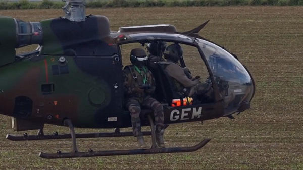Les soldats du 3e régiment d'hélicoptères français s'entraînent à l'utilisation de drones Les soldats du 3e régiment d'hélicoptères français s'entraînent à l'utilisation de drones