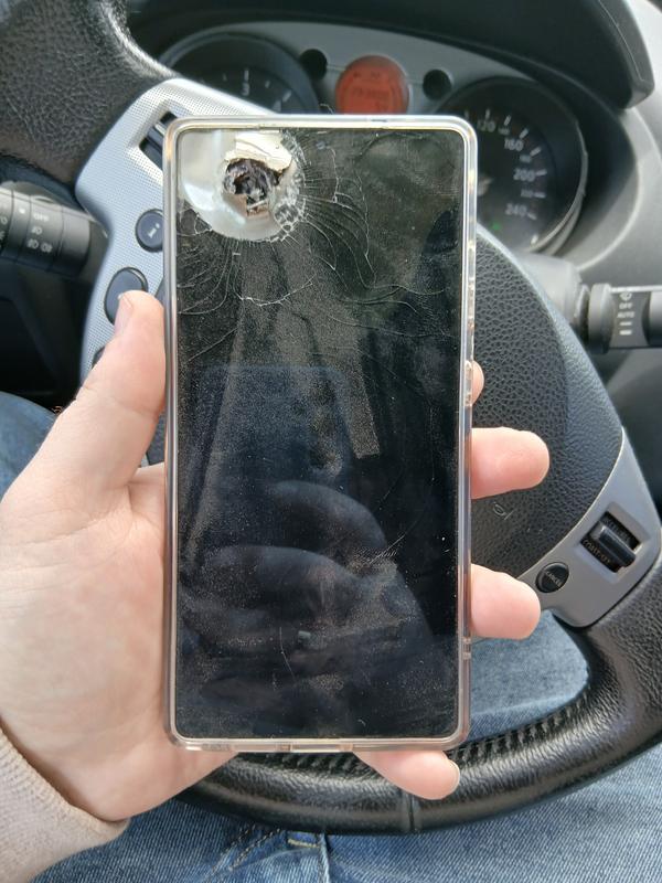 Photo du Galaxy S25 Ultra avec l'écran percé par une balle. Illustration : Samsung