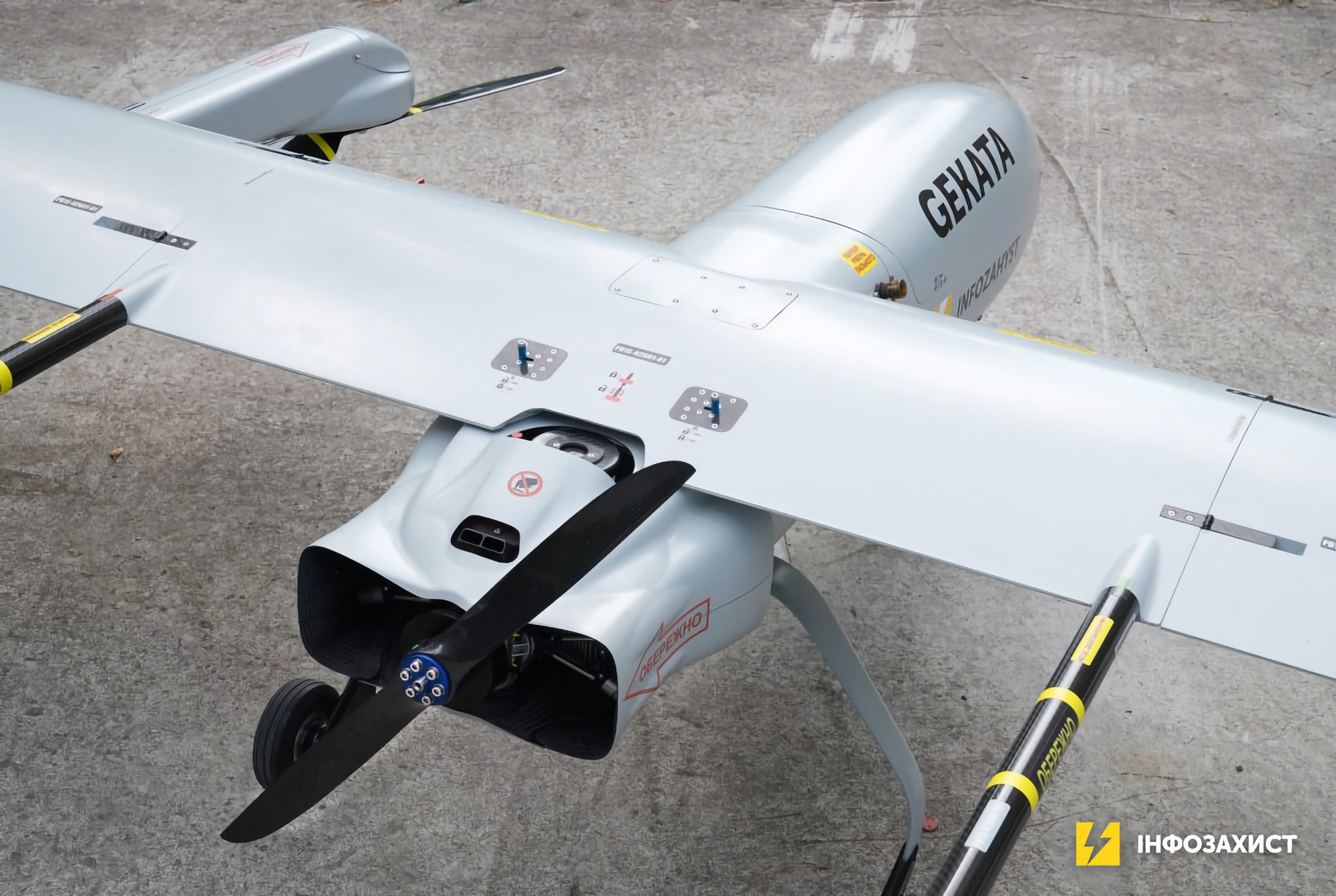 L'Ukraine commence à tester un nouveau drone de reconnaissance, le Gekata, qui pourra rester en l'air jusqu'à 12 heures et détecter des cibles à une distance allant jusqu'à 450 km.-2 L'Ukraine commence à tester un nouveau drone de reconnaissance, le Gekata, qui pourra rester en l'air jusqu'à 12 heures et détecter des cibles à une distance allant jusqu'à 450 km.-2