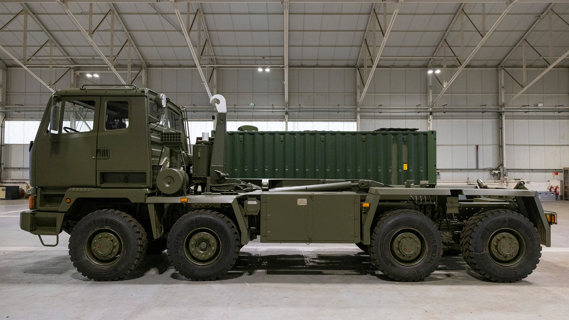 Un camion et un conteneur contenant des missiles Gravehawk. Illustration : Forces News