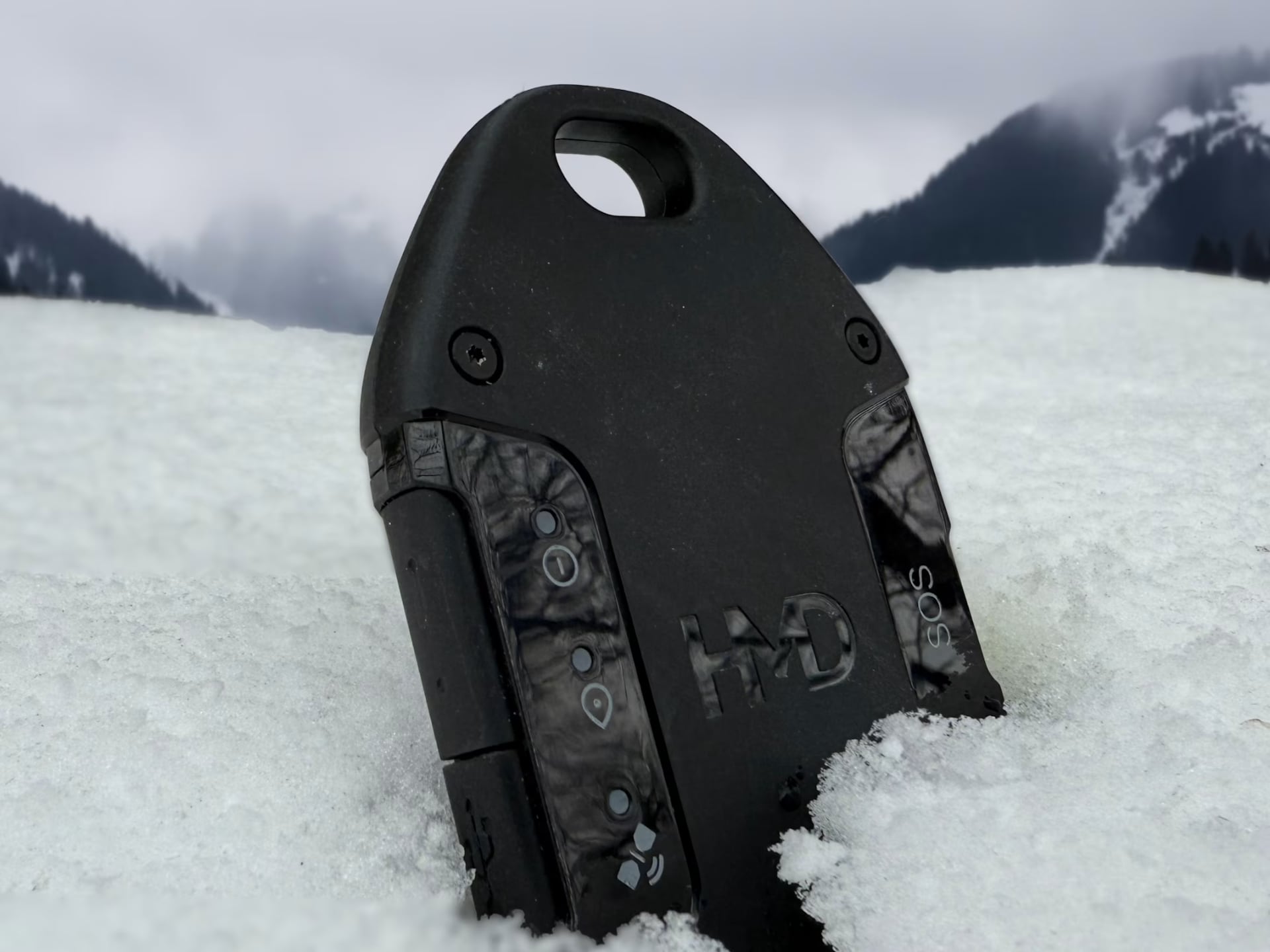 HMD OffGrid dans la neige au milieu d'une zone montagneuse