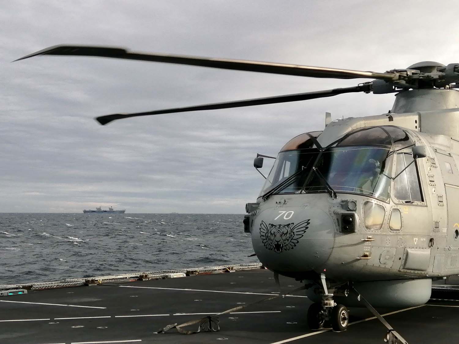 Le porte-avions HMS Queen Elizabeth, transportant des chasseurs de cinquième génération F-35 Lightning II, a mené avec succès une série de missions de frappe simulées au large des côtes norvégiennes.-4 Le porte-avions HMS Queen Elizabeth, transportant des chasseurs de cinquième génération F-35 Lightning II, a mené avec succès une série de missions de frappe simulées au large des côtes norvégiennes.-4