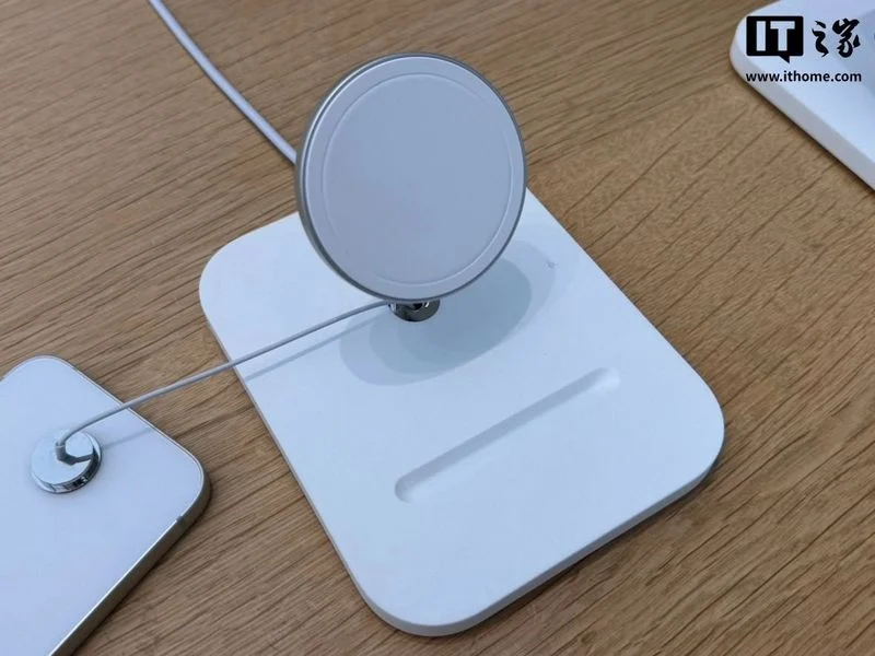 Stations d'accueil personnalisées pour la démonstration de l'iPhone 16e. Illustration : Apple