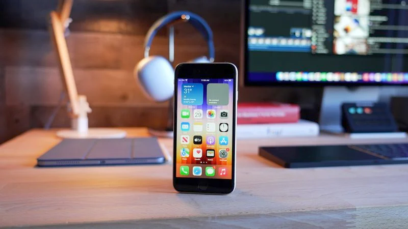 iPhone SE 3. Illustration:MacRumors iPhone SE 3, modèle avec puce A15 Bionic et support 5G