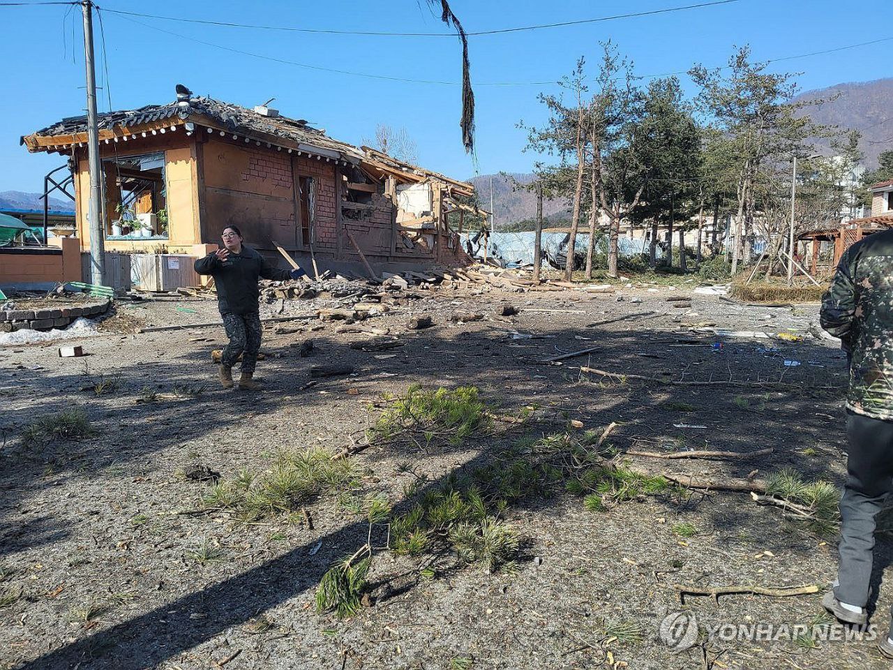 Des militaires inspectent la zone où les bombes ont été larguées à Pochon Des militaires inspectent la zone où les bombes ont été larguées à Pochon