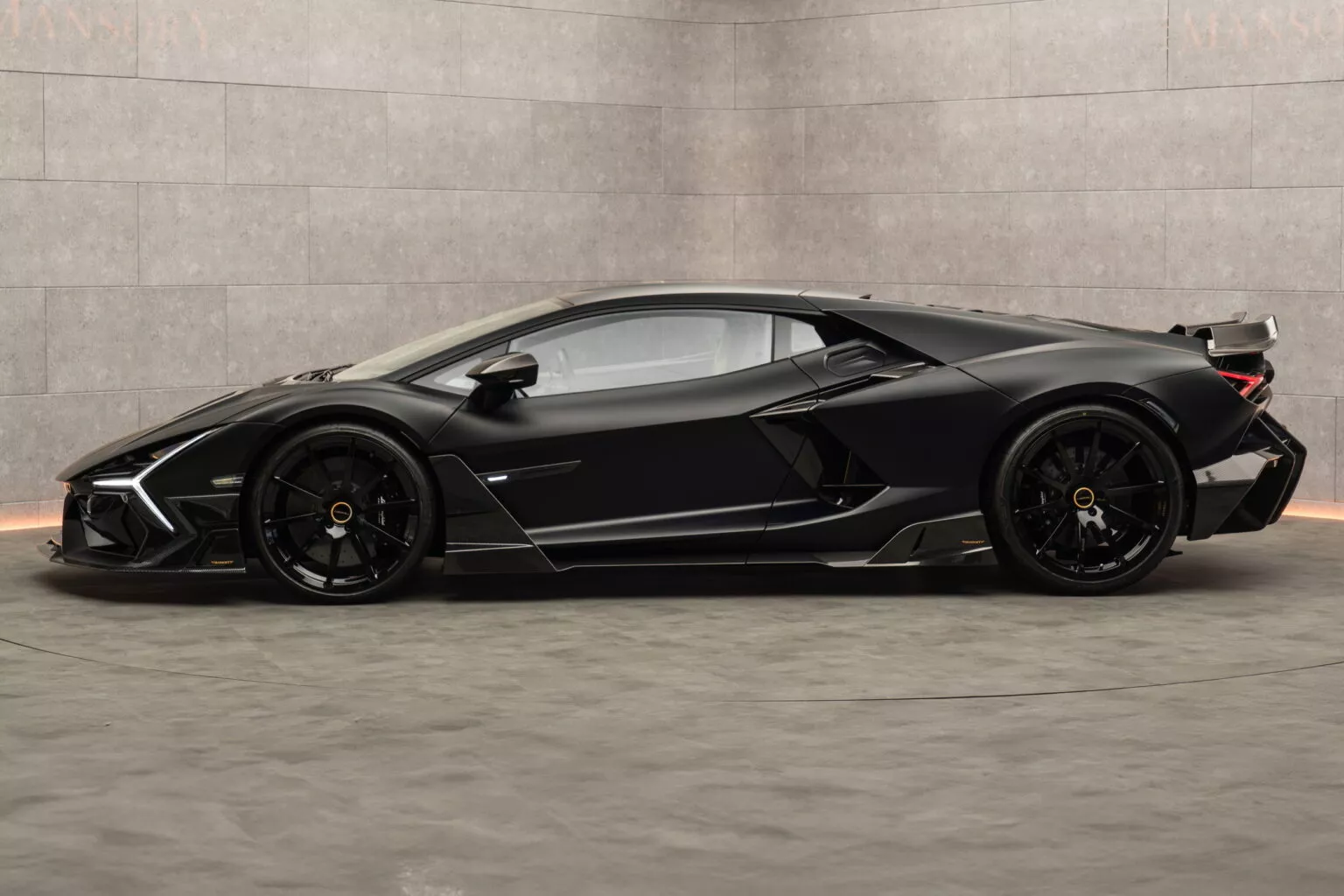Le nouveau spoiler de la Lamborghini Revuelto de Mansory. Le nouveau spoiler de la Lamborghini Revuelto de Mansory.