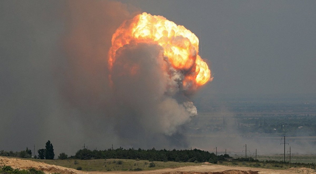 22 000 tonnes de munitions partent en fumée - l'Ukraine détruit un autre grand arsenal russe (vidéo) 22 000 tonnes de munitions partent en fumée - l'Ukraine détruit un autre grand arsenal russe (vidéo)