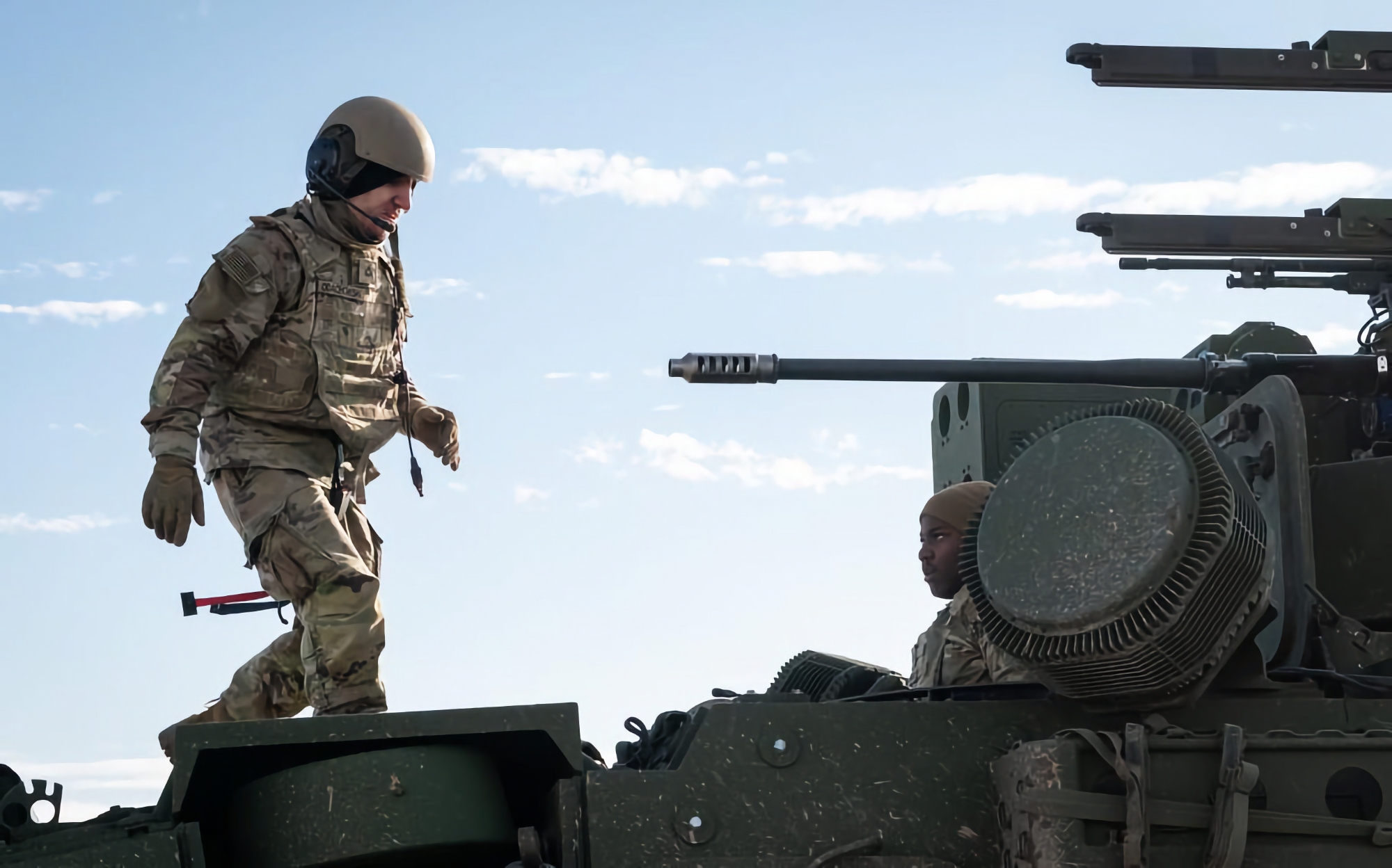 Les États-Unis ont testé pour la première fois le système de défense aérienne M-SHORAD avec le lanceur FIM-92 Stinger et les missiles AGM-114L Longbow Hellfire. Les États-Unis ont testé pour la première fois le système de défense aérienne M-SHORAD avec le lanceur FIM-92 Stinger et les missiles AGM-114L Longbow Hellfire.