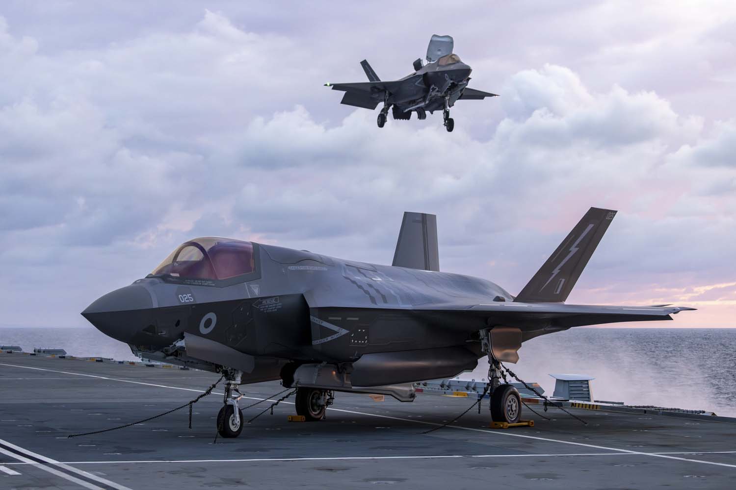 Le porte-avions HMS Queen Elizabeth, transportant des chasseurs de cinquième génération F-35 Lightning II, a mené avec succès une série de missions de frappe simulées au large des côtes norvégiennes.-5 Le porte-avions HMS Queen Elizabeth, transportant des chasseurs de cinquième génération F-35 Lightning II, a mené avec succès une série de missions de frappe simulées au large des côtes norvégiennes.-5