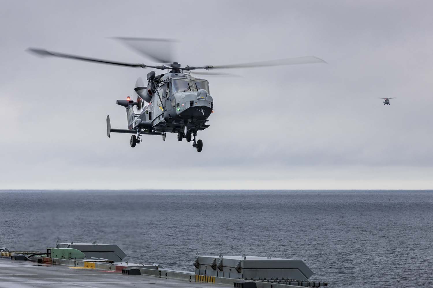 Le porte-avions HMS Queen Elizabeth, transportant des chasseurs de cinquième génération F-35 Lightning II, a mené avec succès une série de missions de frappe simulées au large des côtes norvégiennes.-6 Le porte-avions HMS Queen Elizabeth, transportant des chasseurs de cinquième génération F-35 Lightning II, a mené avec succès une série de missions de frappe simulées au large des côtes norvégiennes.-6
