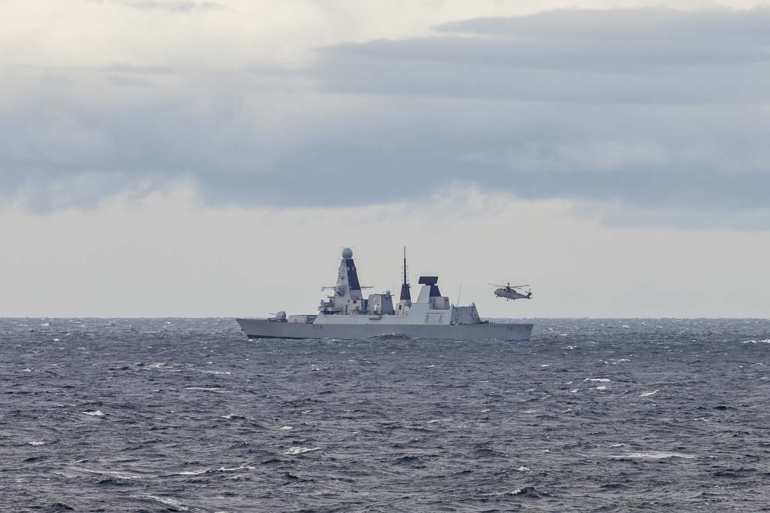 Le porte-avions HMS Queen Elizabeth, transportant des chasseurs de cinquième génération F-35 Lightning II, a mené avec succès une série de missions de frappe simulées au large des côtes norvégiennes.-7 Le porte-avions HMS Queen Elizabeth, transportant des chasseurs de cinquième génération F-35 Lightning II, a mené avec succès une série de missions de frappe simulées au large des côtes norvégiennes.-7