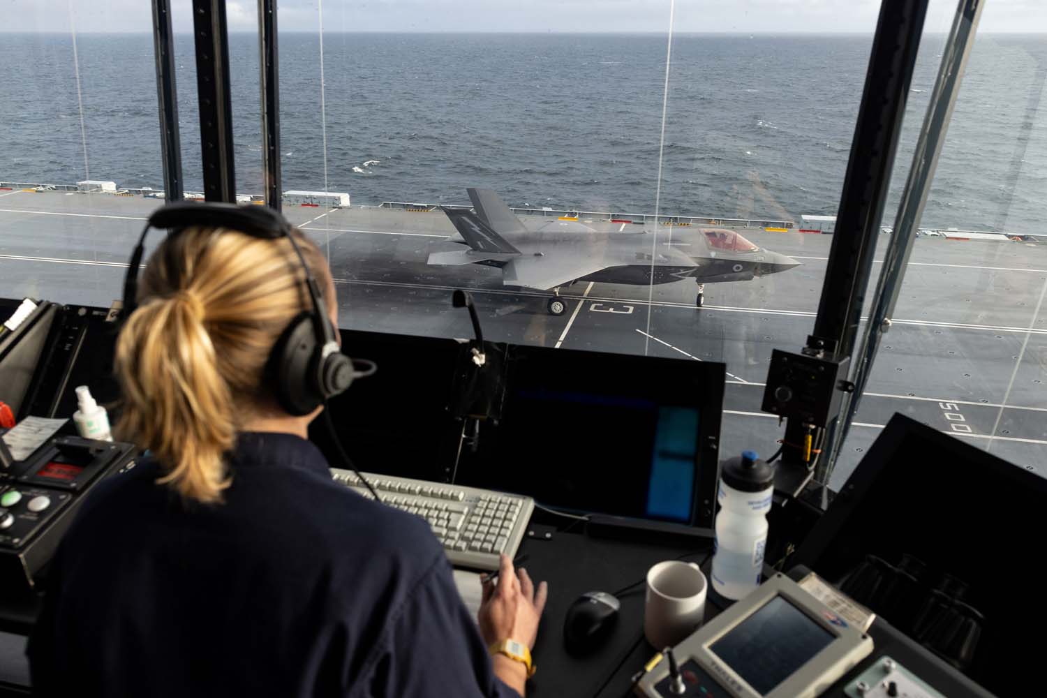 Le porte-avions HMS Queen Elizabeth, transportant des chasseurs de cinquième génération F-35 Lightning II, a mené avec succès une série de missions de frappe simulées au large des côtes norvégiennes.-11 Le porte-avions HMS Queen Elizabeth, transportant des chasseurs de cinquième génération F-35 Lightning II, a mené avec succès une série de missions de frappe simulées au large des côtes norvégiennes.-11